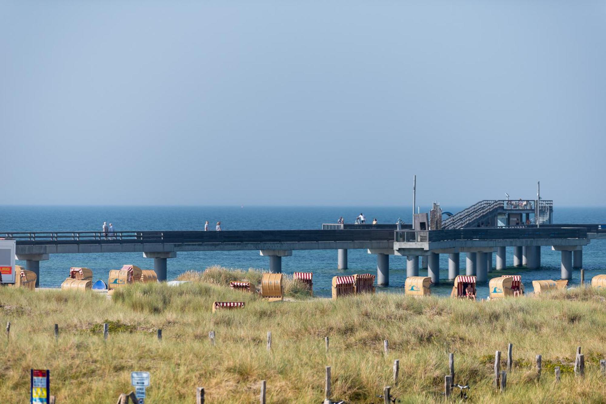 Ostsee - Reetdachhaus Nr 37 "Renate" Im Strand Resort Heiligenhafen Exteriör bild